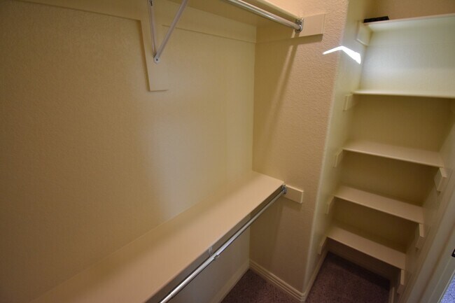 Building Photo - Stunning Fully Furnished Home in the Heart of Fayetteville!