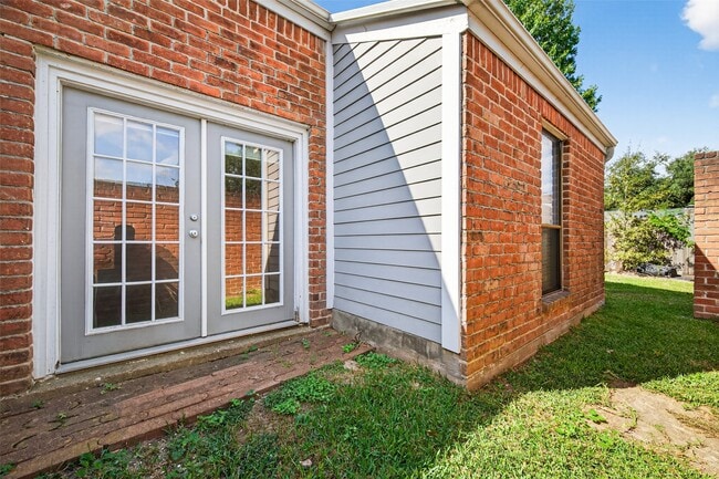 Building Photo - 6107 Howland Ct