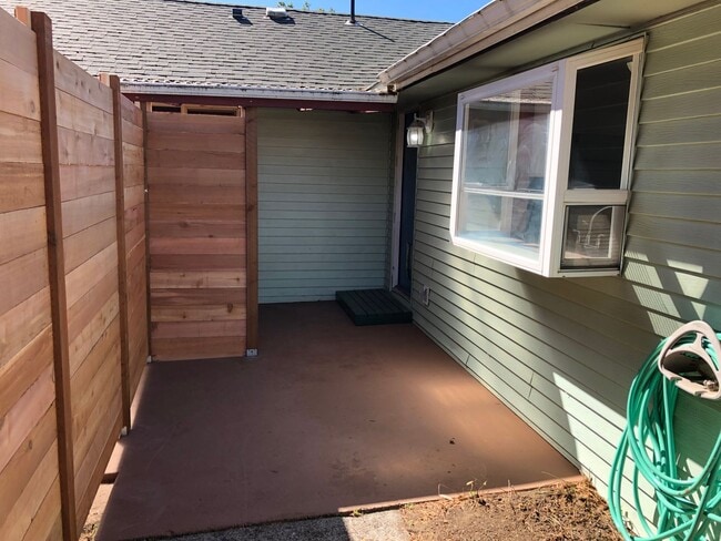 Building Photo - 3 bedroom 1 bath house in Eugene!