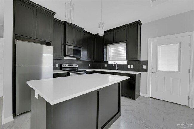 Building Photo - 1012 E la Cantera Ave