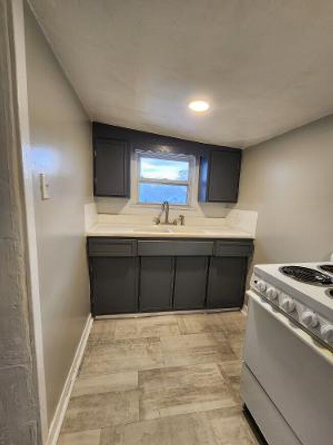 Building Photo - Eastside Spacious Two Bedroom Duplex Near ...