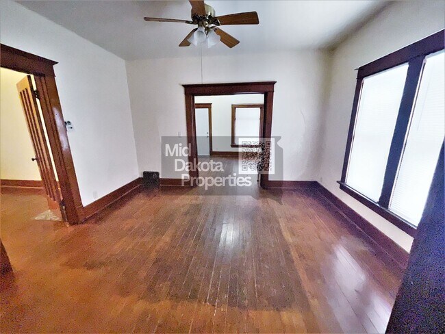 Building Photo - 421 E 7th- 3 bedroom house