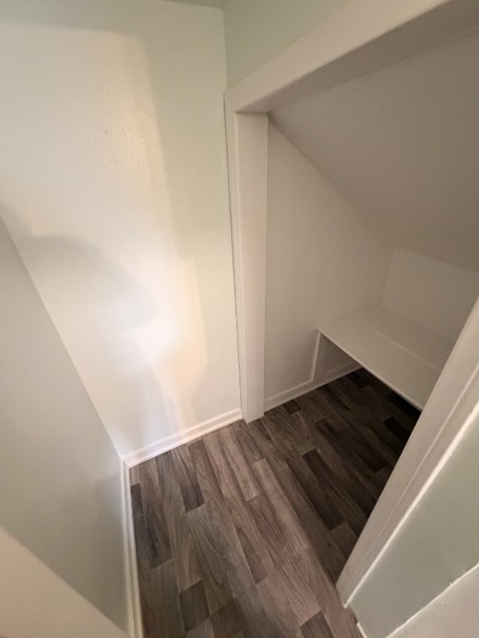 Building Photo - 1820 W 11th St