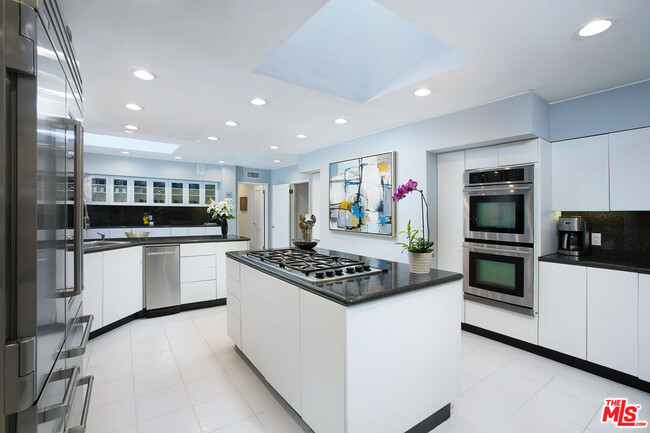 Building Photo - 1166 San Ysidro Dr