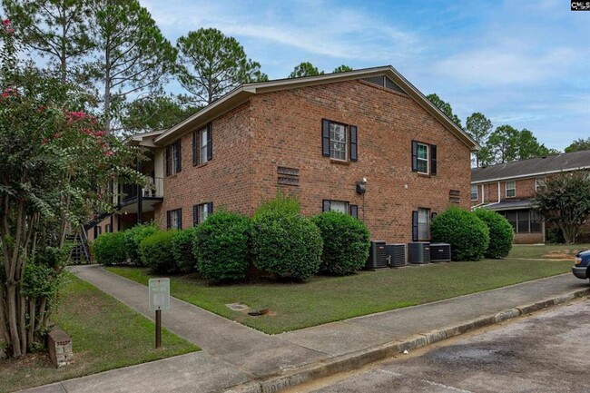 Building Photo - MOVE-IN READY WITH LAUNDRY IN UNIT!!