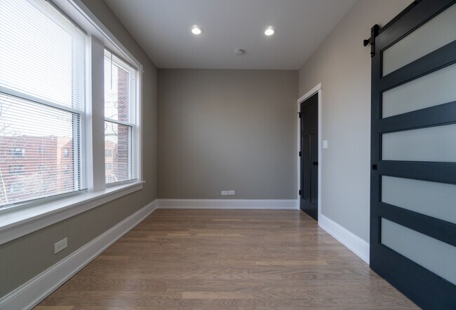 Building Photo - 5404 N Paulina St