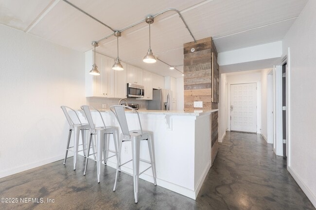 Building Photo - 275 1st St S