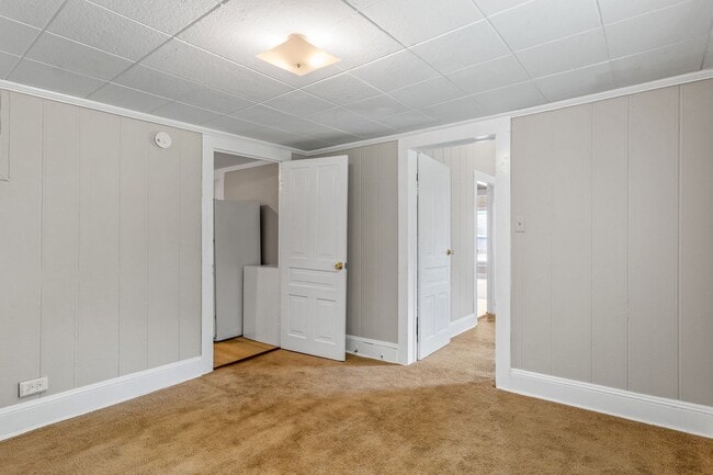 Building Photo - UNCG area with 3 bedrooms and 1 bath, Cent...