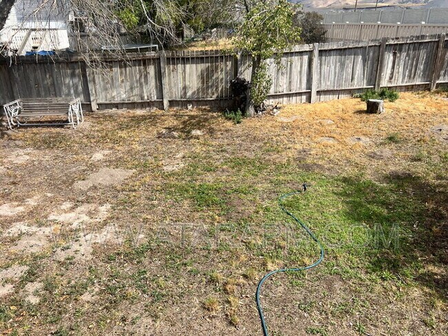 Building Photo - 270 Country Club Dr