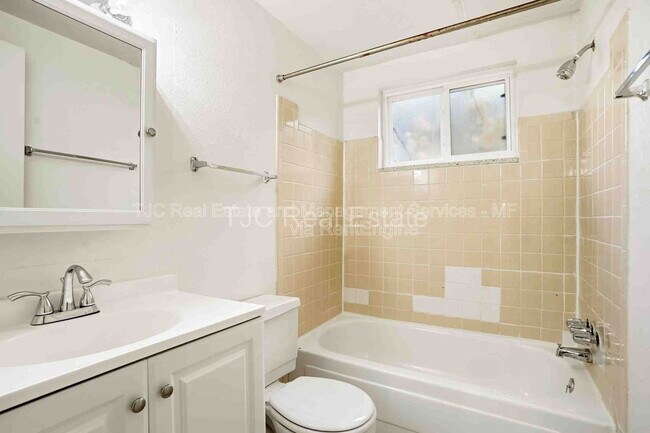 Building Photo - 1138 Corona St