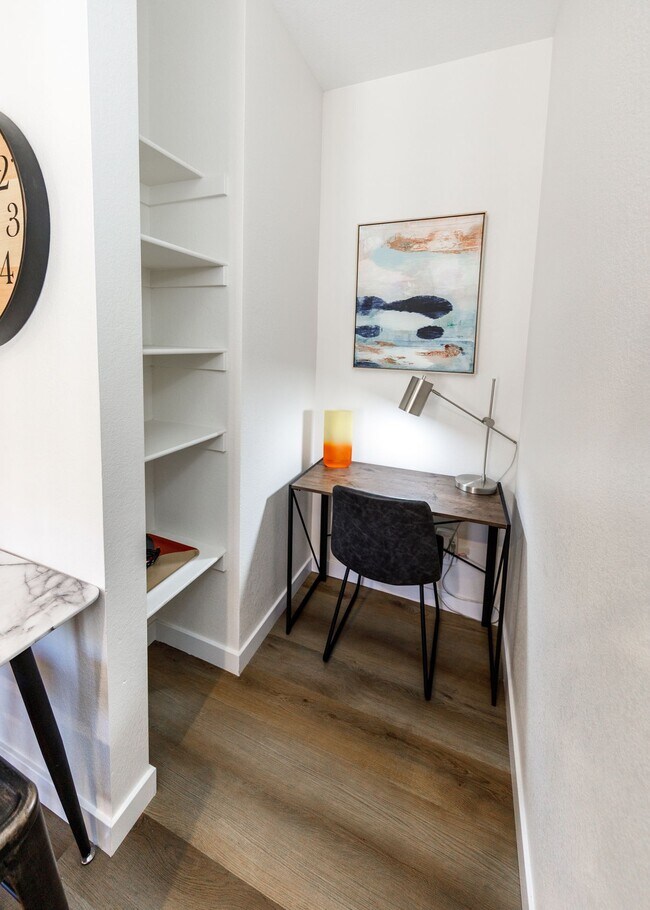 Building Photo - Westside 1 bed, 1 bath Luxury Apartment near Garden of the Gods