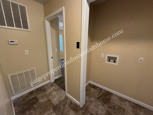 Building Photo - 3 bedroom, 1 bath Home