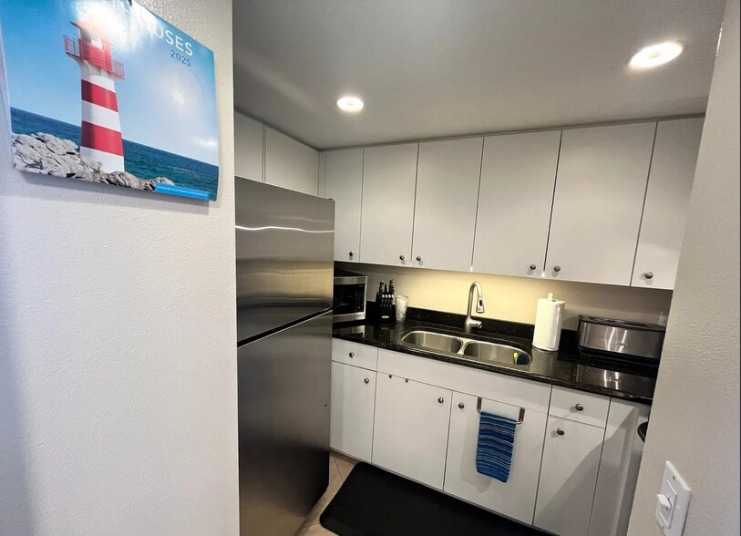 Building Photo - 880 Mandalay Ave