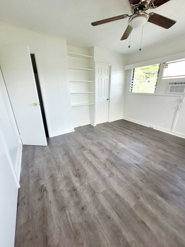 Building Photo - AVAILABLE NOW | 3 BED, 2 BATH HOME | Location: North Shore | Drive Up Parking Spaces, & Large Enc...