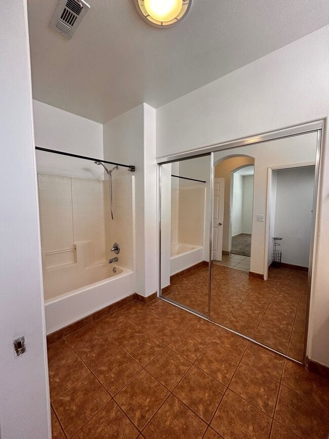 Building Photo - Beautiful home for rent in Visalia!