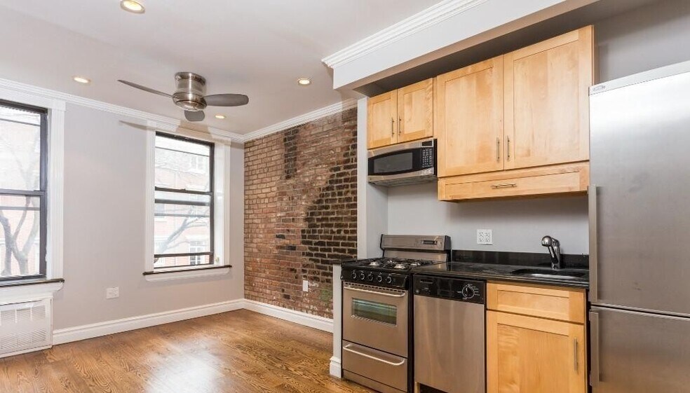 Building Photo - 420 E 9th St