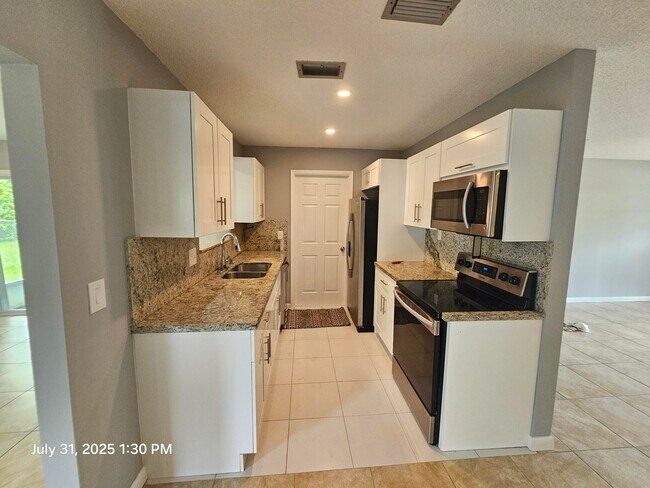 Building Photo - 329 NE Cullman Ct