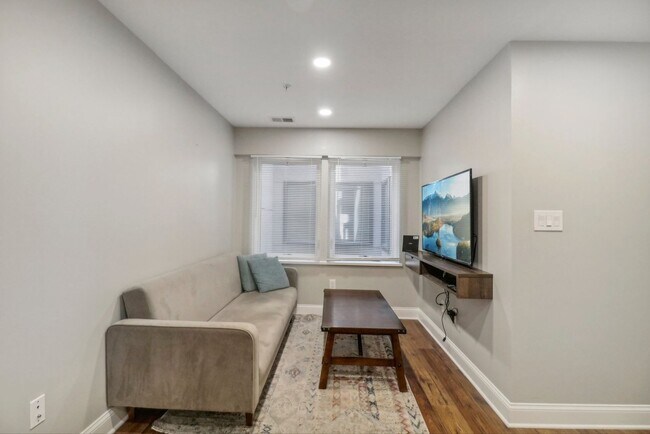 Building Photo - Modern 2-Bedroom with In-Unit W/D on Georg...