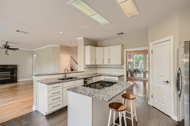 Building Photo - 9256 Scenic Bluff Dr