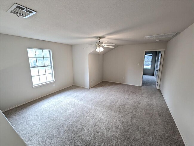 Building Photo - 303 N Carriage Hills Dr