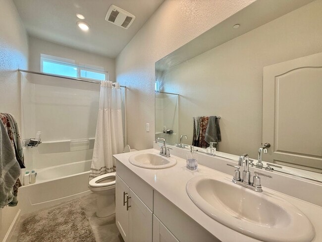 Building Photo - Bright and Modern Home in Hollister