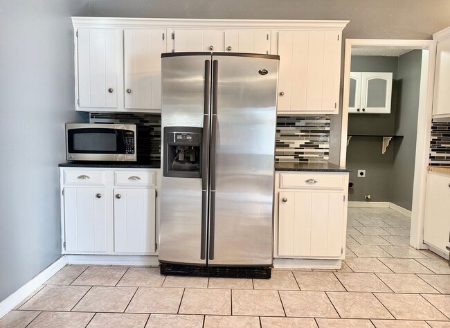 Building Photo - House For Rent