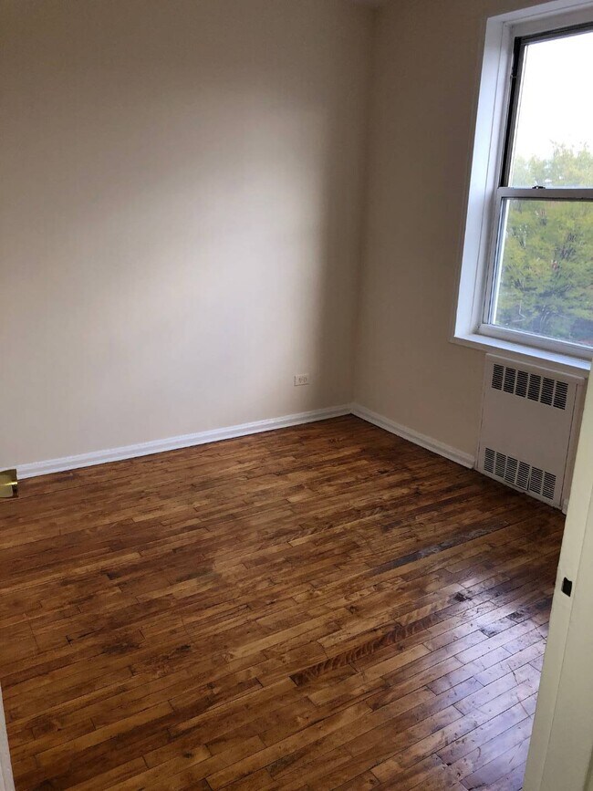 Building Photo - 88-10 35th Ave