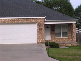 Building Photo - 312 S Oak St