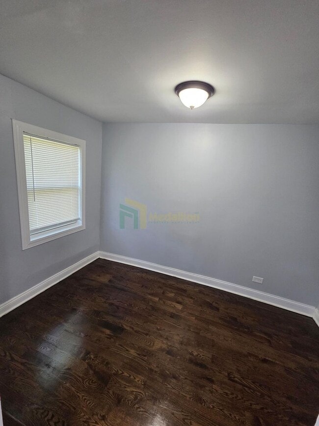 Building Photo - Beautifully Renovated 3 Bedroom / 1 Bathro...
