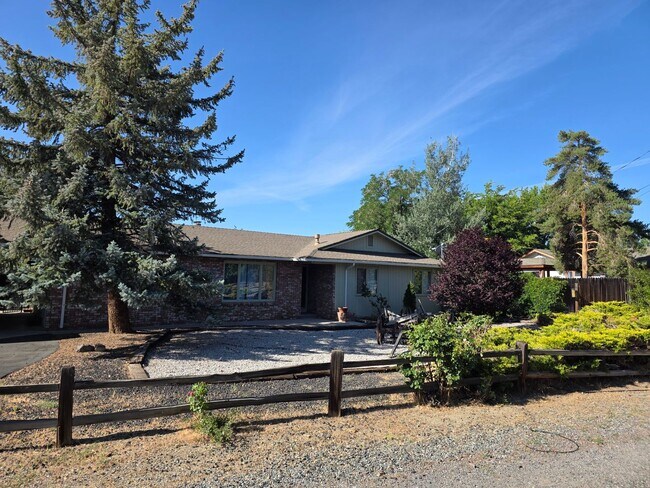 Building Photo - Great Home with Game Room