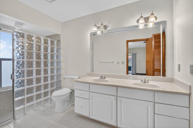 Building Photo - 6385 Hollandaire Dr E