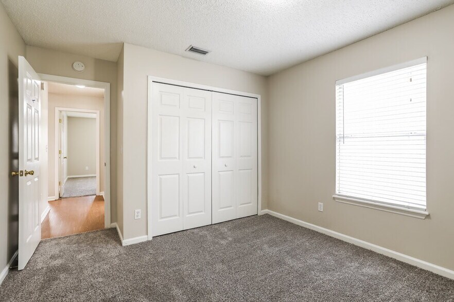 Building Photo - 387 Summit Dr