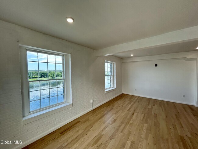 Building Photo - 155 River St