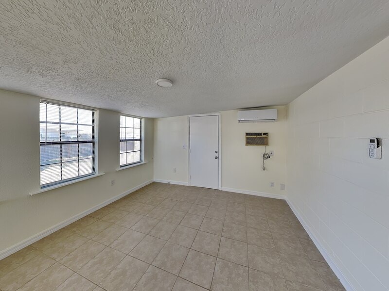 Building Photo - 465 Oak Dr