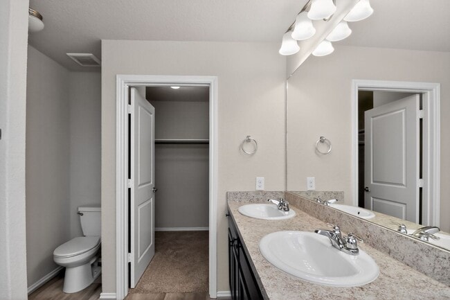 Building Photo - Spacious 3 Bed / 2 Bath w/ Large Kitchen & Natural Light