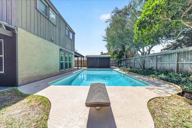 Building Photo - 5305 Greenbriar Dr