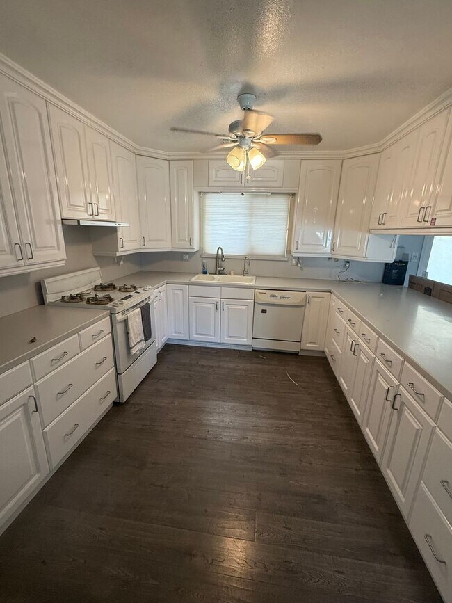Building Photo - Solar equipped home in Lemoore coming soon!