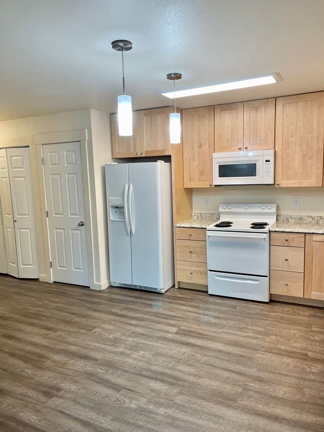 Building Photo - 410 Flower St