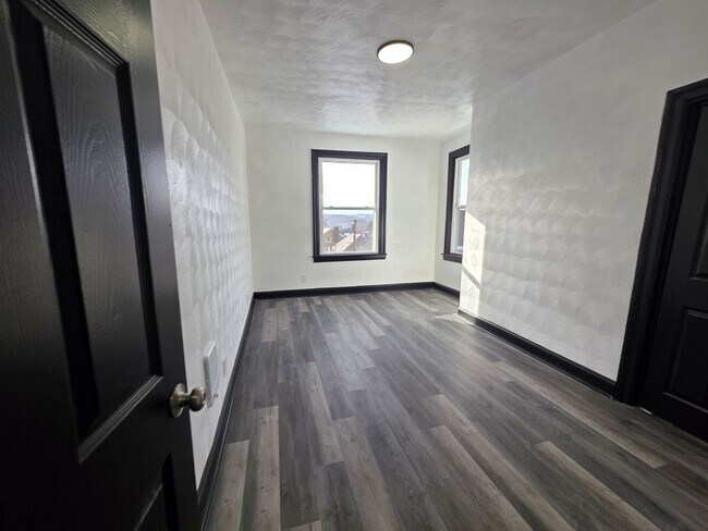 Building Photo - Fully updated 24 bedroom 1 bathroom apartment for rent in Crafton!