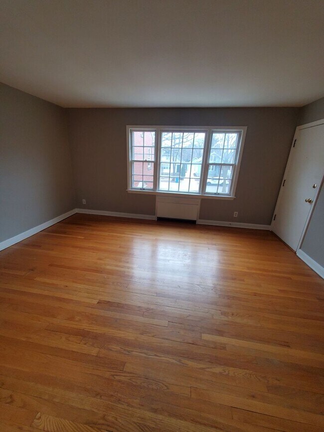 Interior Photo - 524 E Henry Clay St