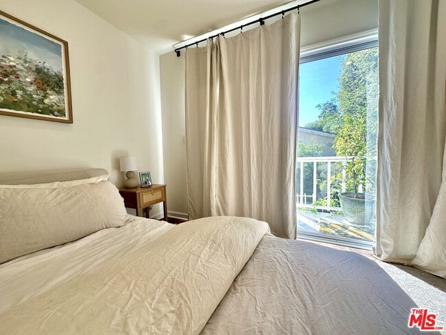 Building Photo - 1107 S Bundy Dr