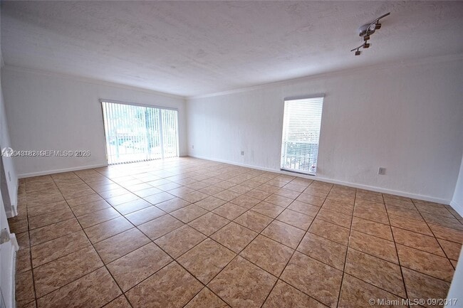 Building Photo - 6900 N Kendall Dr
