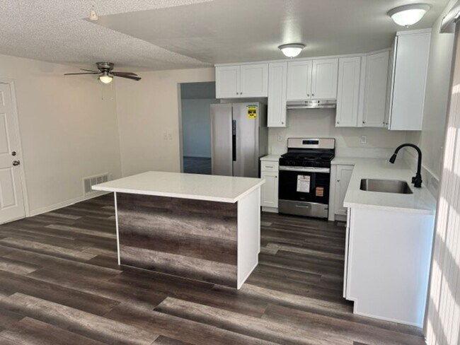 Building Photo - Gorgeous Remodeled 3+2 - $2600