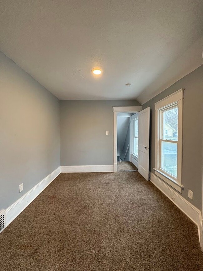 Building Photo - Four bedroom two bathroom home for rent