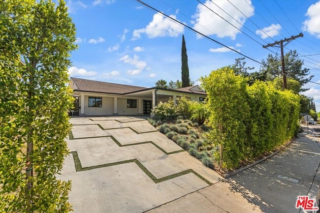 Building Photo - 11700 Woodley Ave