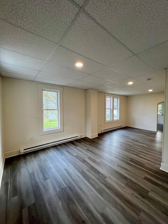 Building Photo - 425 Center St