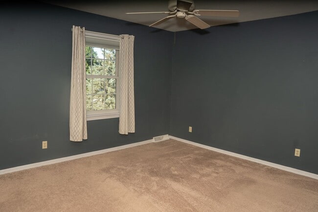 Building Photo - 922 Pinetree Way