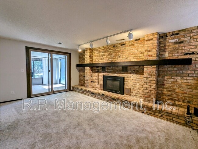 Building Photo - 4118 Sylvia Ln S