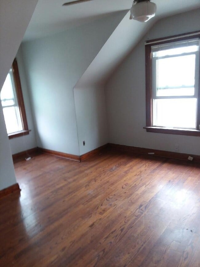 Building Photo - 2 bedroom home