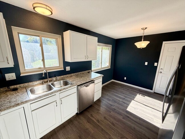 Building Photo - 3 Bedroom Home with Large Yard